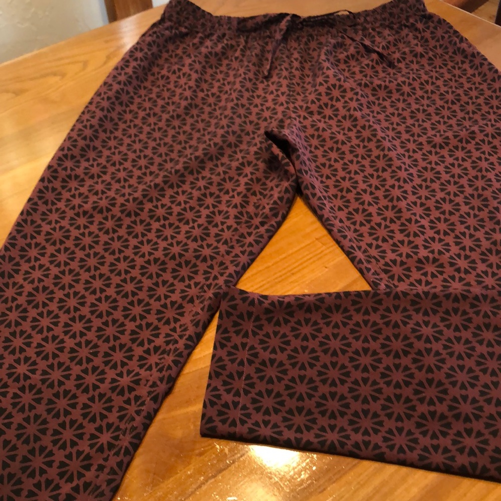 C Wonder drawstring pants. New, no tag. Small. Auberginen and black print.